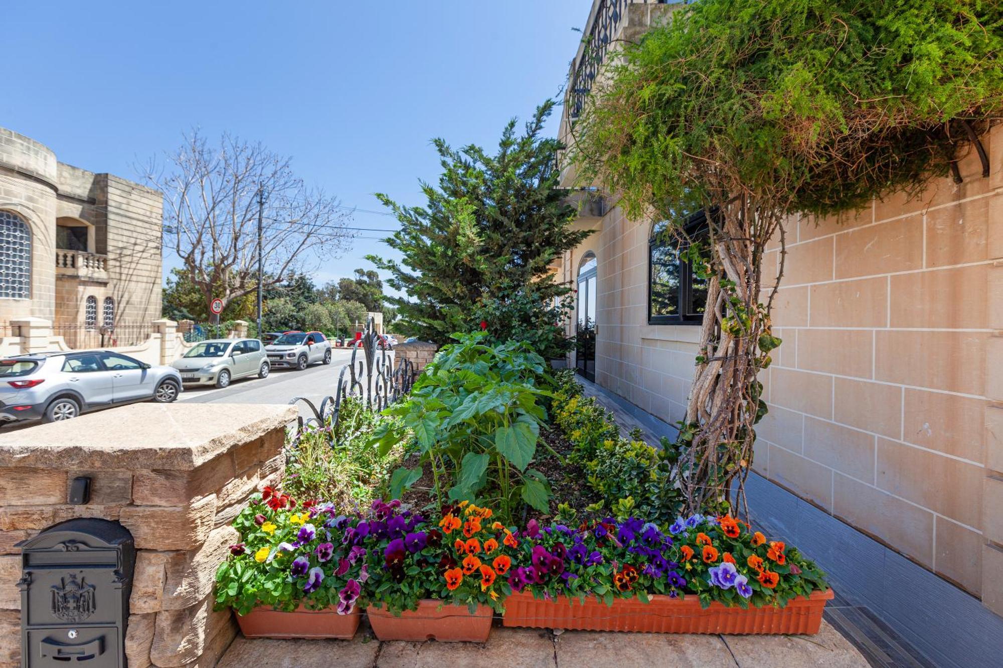 Modern & Lovely - Prime Location Appartement San Ġiljan