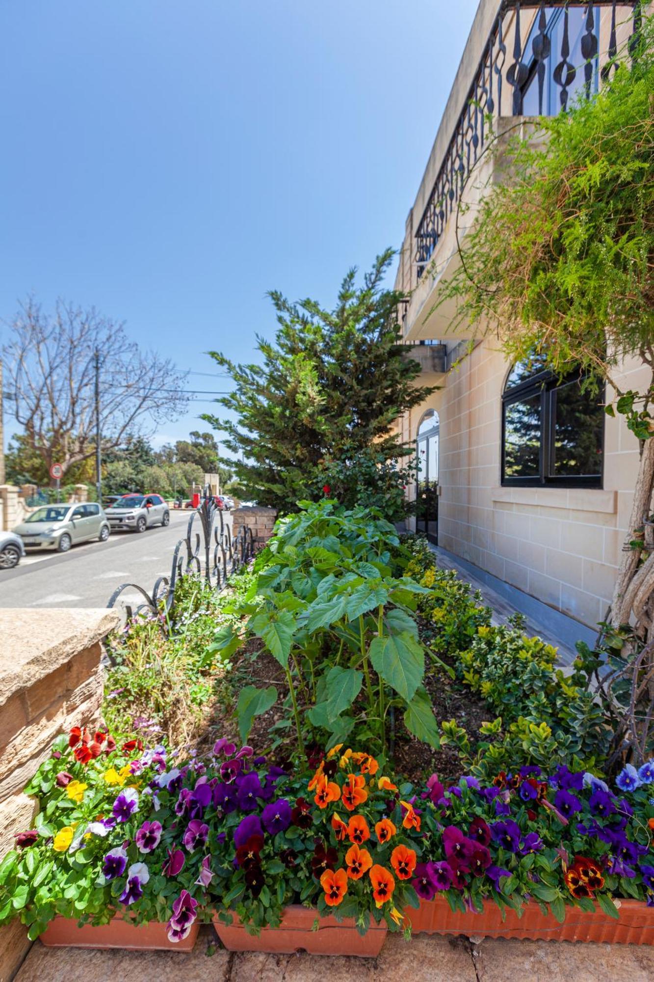 Modern & Lovely - Prime Location